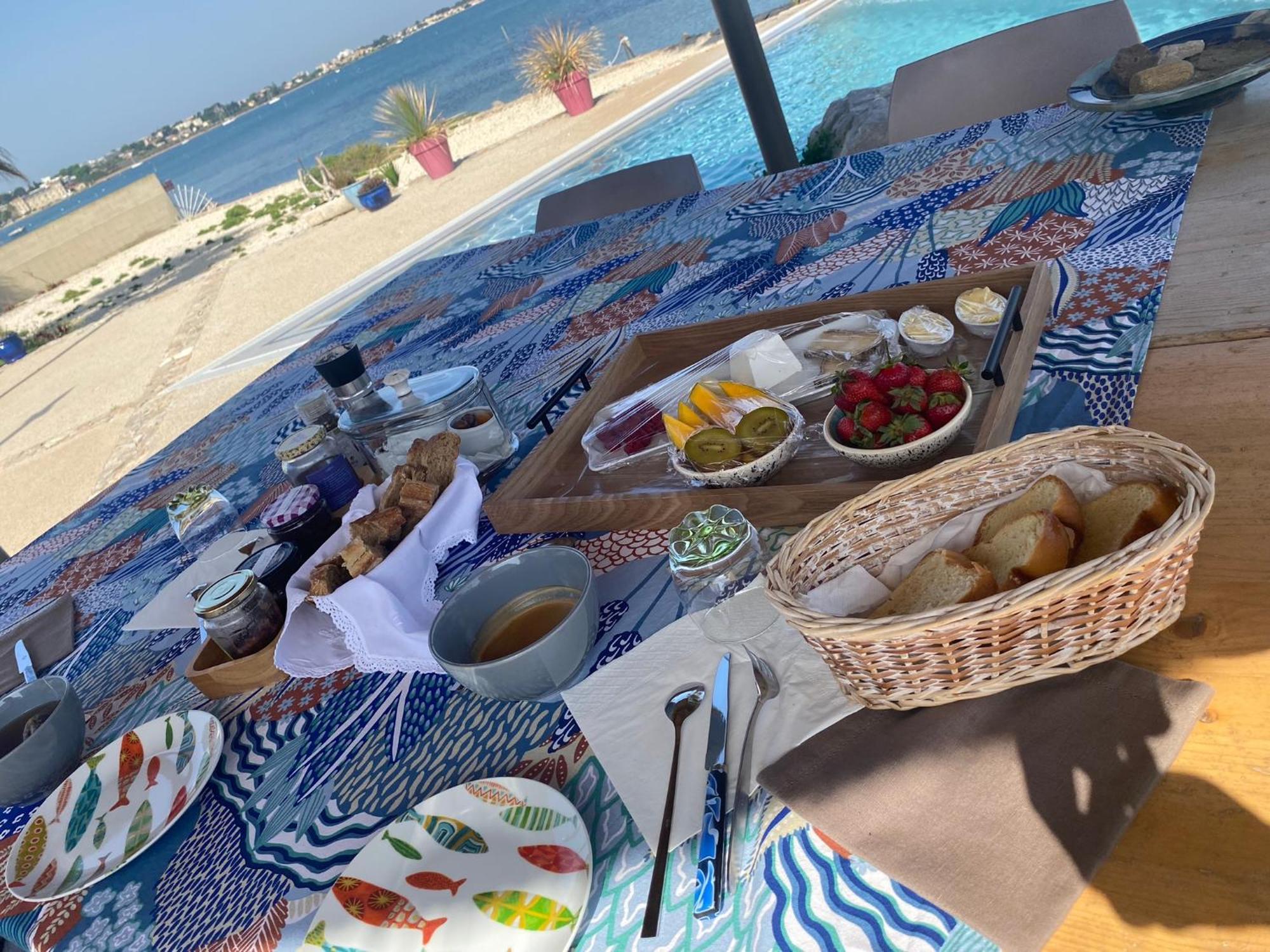 Les Pieds Dans L'Eau Bed & Breakfast Sete Bagian luar foto