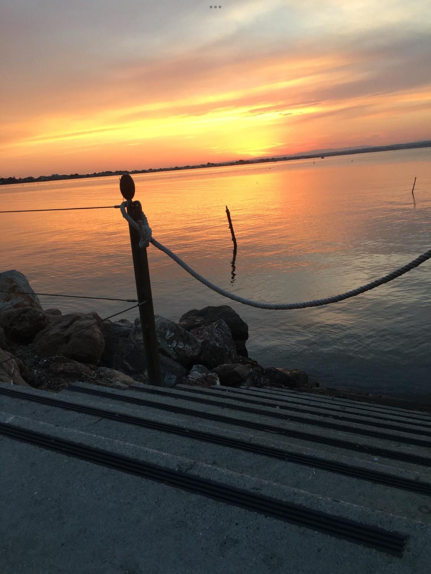 Les Pieds Dans L'Eau Bed & Breakfast Sete Bagian luar foto