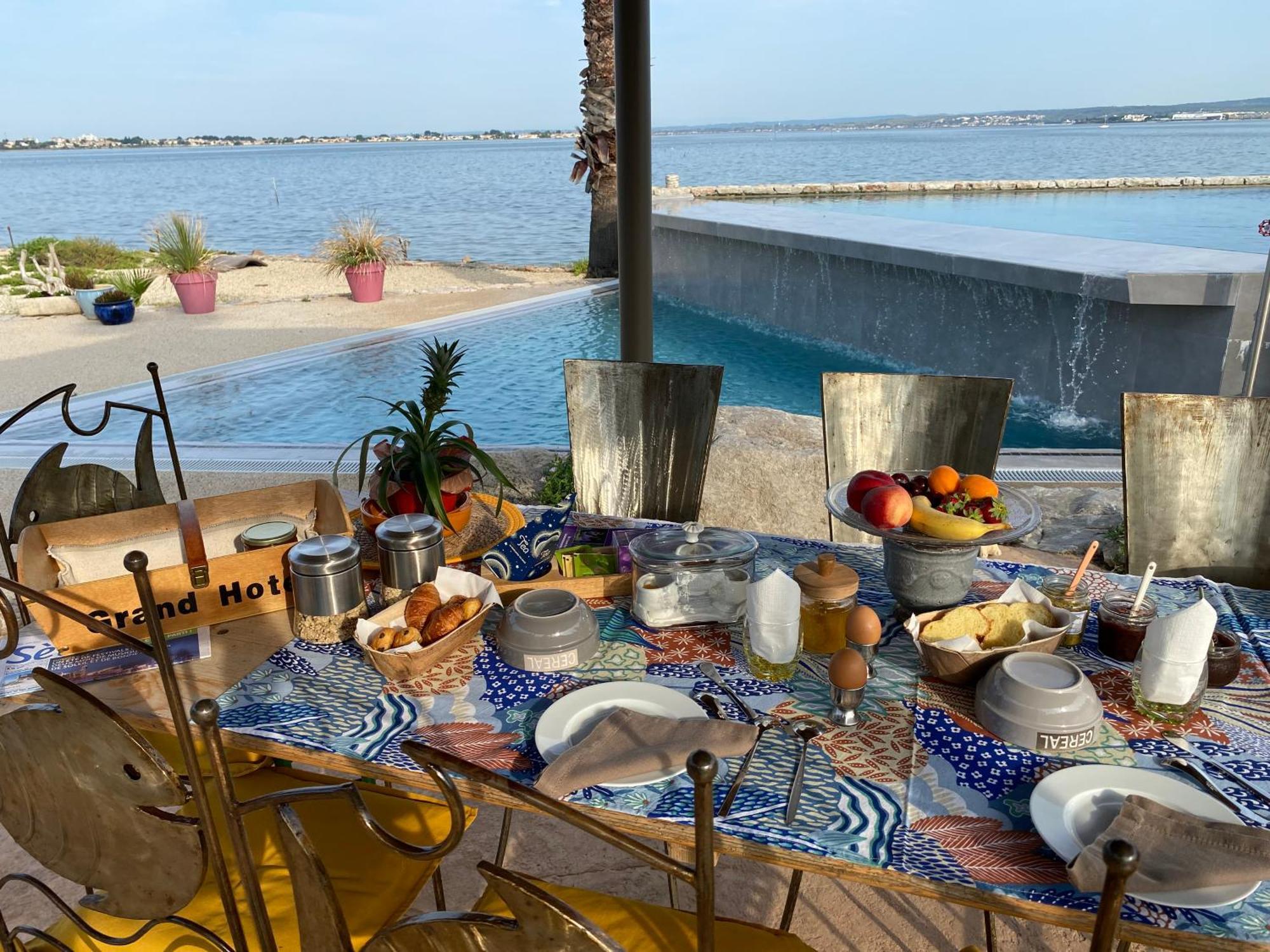 Les Pieds Dans L'Eau Bed & Breakfast Sete Bagian luar foto